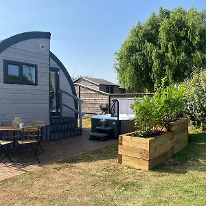 Holiday home Windmill Glamping Pod With Hot Tub - The Hideaway, Cambridge (Cambridgeshire)